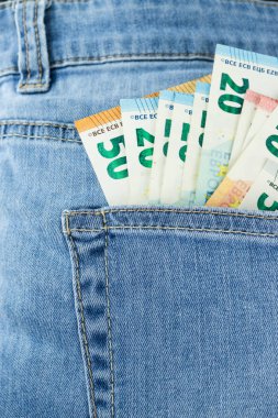 Bir kot pantolon cebinde birçok banknotlar