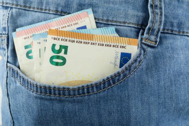 banknotların bir kot pantolon cebinde 