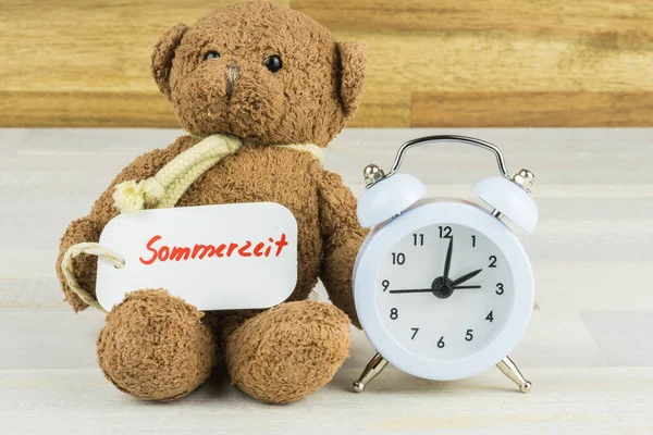 目覚まし時計 夏のドイツ語の単語を持つラベルとテディベア — ストック写真