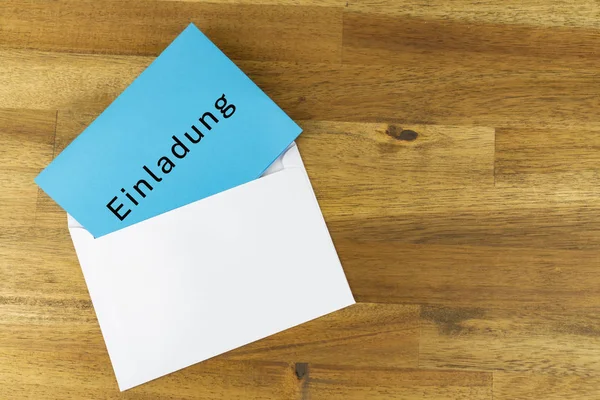 Umschlag Mit Blauem Zettel Mit Den Deutschen Wörtern Für Einladung — Stockfoto