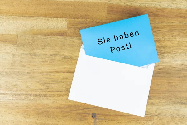 Конверт Синьою Нотою Німецькими Словами Пошта — стокове фото