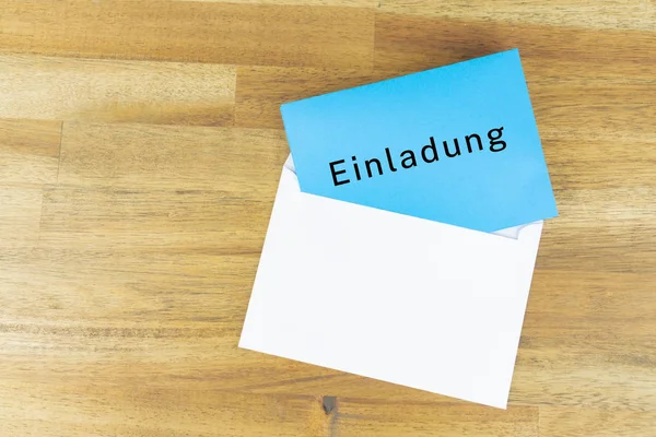 Umschlag Mit Blauem Zettel Mit Den Deutschen Wörtern Für Einladung — Stockfoto