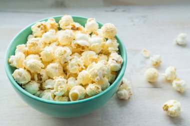 Yeşil bir kase lezzetli patlamış mısır 