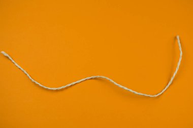 Bir dize ile turuncu renk arka plan