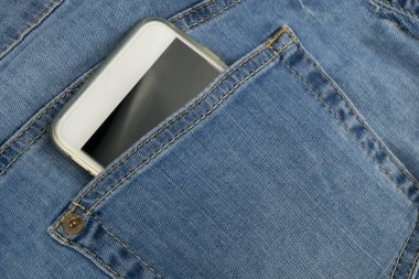 Bir kot pantolon cebinde cep telefonu