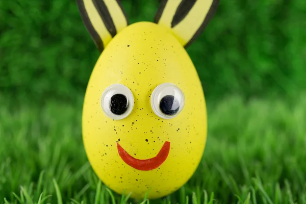 Žlutá Vtipné Velikonoční Vajíčko Očí Úst Uší — Stock fotografie