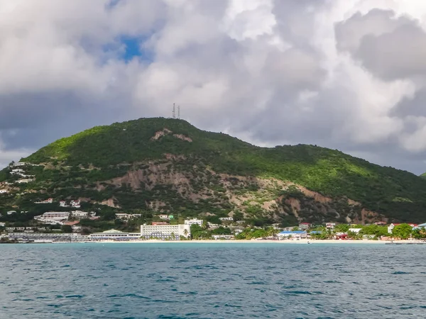 Νησί Βουνά Και Μπλε Συννεφιασμένο Ουρανό Της Καραϊβικής — Φωτογραφία Αρχείου