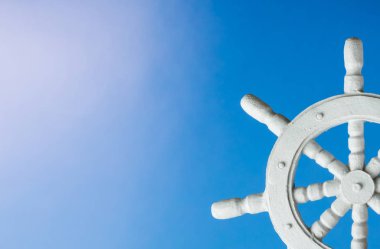 Mavi gökyüzünde beyaz bir direksiyon simidi