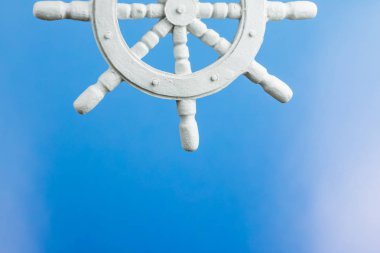 Parlak bir blu ile ekranın üstündeki yarım bir direksiyon simidi