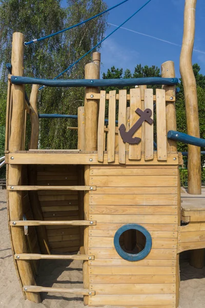 Dětské Hřiště Dřevěnou Lodí Vylézt — Stock fotografie