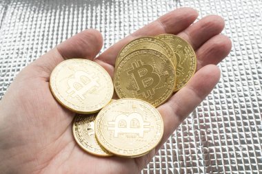 Elinde tutan birçok altın bitcoins