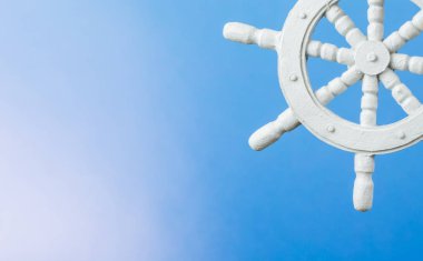 Mavi gökyüzünde beyaz bir direksiyon simidi