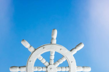 Bir bri ile ekranın alt kenarında yarım bir direksiyon simidi