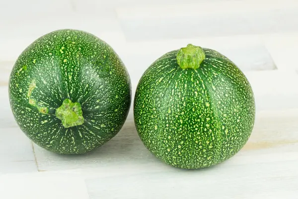 Deux Courgettes Rondes Sur Table Bois — Photo