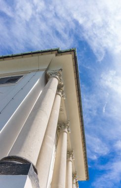 Eski Avrupa'da görünümü, sütunlar aşağıdan bina