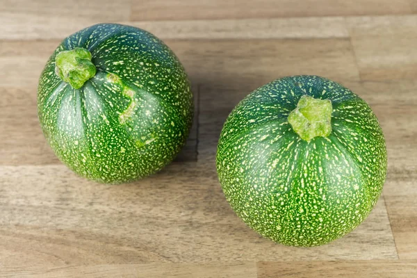 Zwei Runde Zucchini Auf Holztisch — Stockfoto