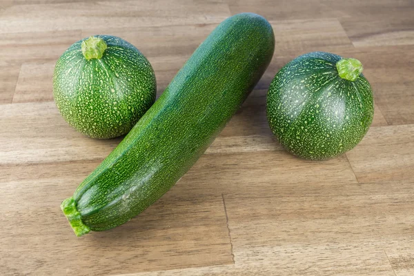 Gruppe Verschiedener Zucchini Auf Holztisch — Stockfoto