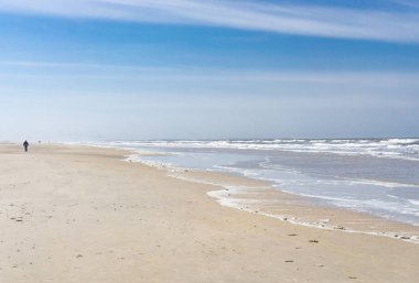 Ufuk, yalnız bir adam güzel bir plaj