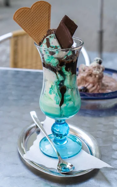 Чашка Морозива Соусом Шоколаду Яти — стокове фото