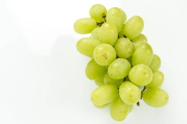 Beyaz zemin üzerine yeşil lezzetli üzüm