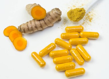 Birçok sarı kapsül curcuma ve zerdeçal kökü