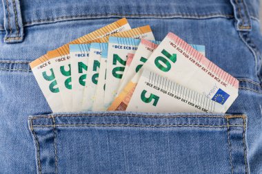 Bir kot pantolon cebinde birçok banknotlar