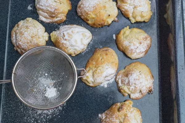 Bolinhos Caseiros Maçã Assadeira Peneirando Açúcar Confeiteiro — Fotografia de Stock