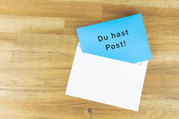 Envelope Com Uma Nota Azul Com Palavras Alemãs Para Você — Fotografia de Stock