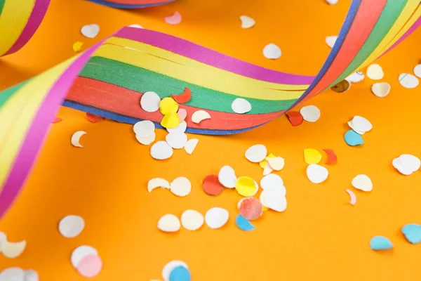 Fundo Carnaval Com Confetes Streamers Espaço Cópia — Fotografia de Stock