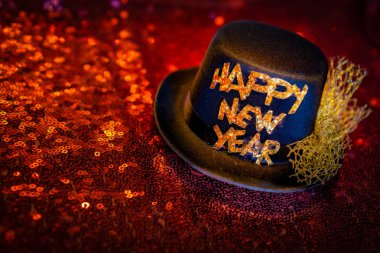 Komik şapka ile yazıt mutlu yeni yıl