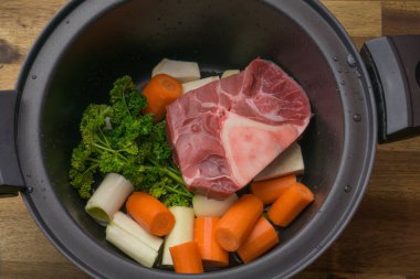 Et ve sebze taze çorba hazırlama ile pota