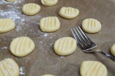 Çatal ve un bir fırın tepsisindeki taze hazırlanmış Vanilyalı bisküvi 