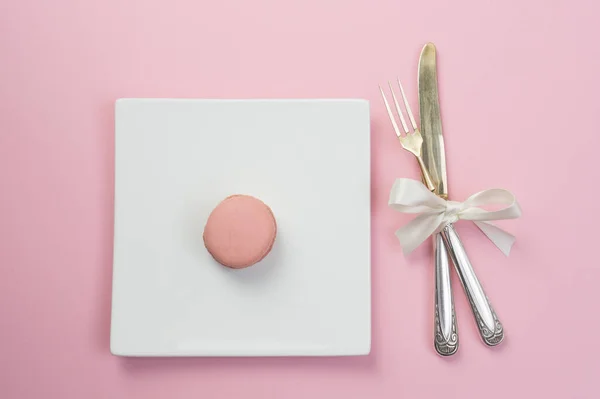 Біла Тарілка Рожевим Марафоном Срібним Посудом Рожевим Фоном — стокове фото