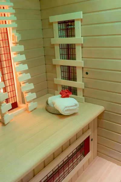 Havlu ve çiçek ile özel kızılötesi sauna