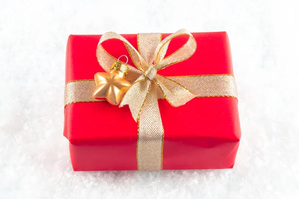 Weihnachtsgeschenk Verpackt Rotem Geschenkpapier Auf Weißer Schneeflocke — Stockfoto