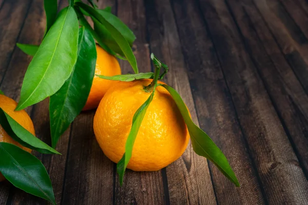 Mandarins Green Leaves Wood Background — Stock Photo, Image