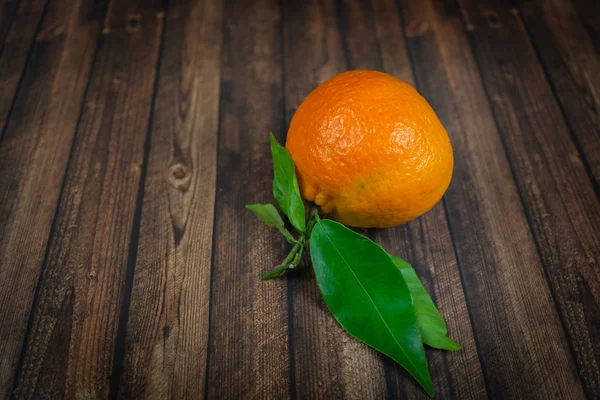 Mandarin Green Leaves Wood Background — Stock Photo, Image