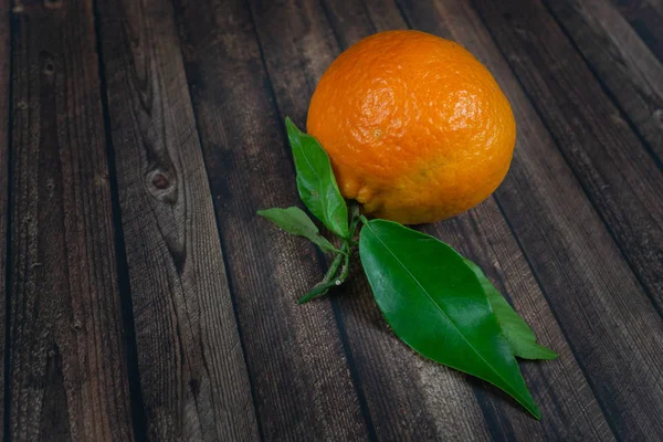 Mandarin Green Leaves Wood Background — Stock Photo, Image