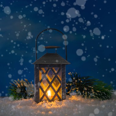 Fener karlı bir gecede