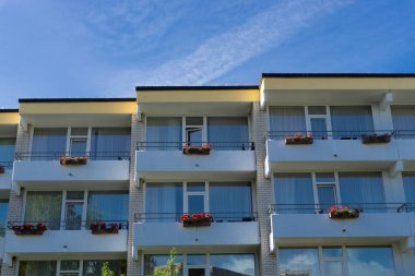 Mavi gökyüzü ile birçok balkon