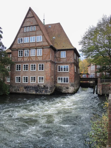 Weir Antiguo Edificio Ladrillo Río Illmenau Lueneburg Alemania — Foto de Stock