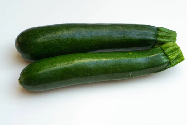 Zwei Frische Zucchini Auf Holzgrund — Stockfoto