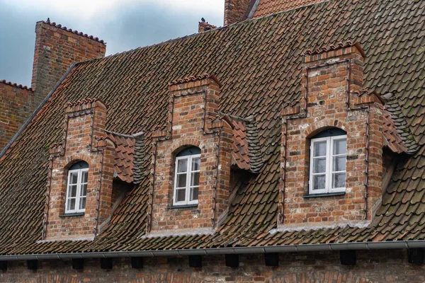 Dach Eines Alten Hauses Mit Kleinen Fenstern — Stockfoto