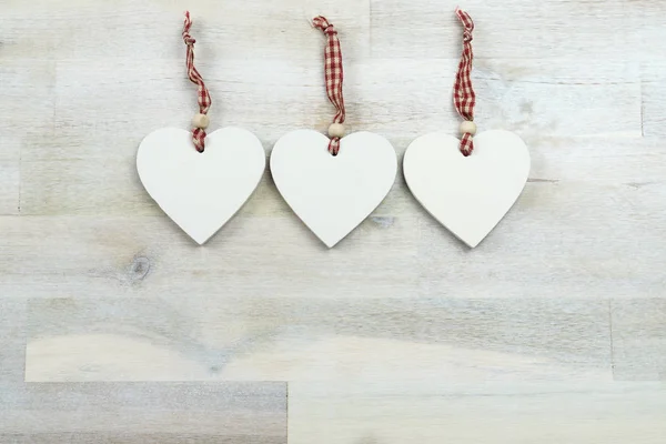 Tres Corazones Madera Fila Fondo Madera — Foto de Stock