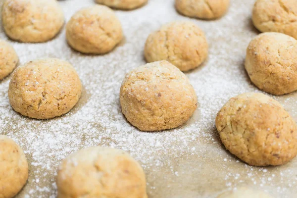 Świeże Bakened Christmas Cookies Orzech Pudrem Cukrem Blasze — Zdjęcie stockowe