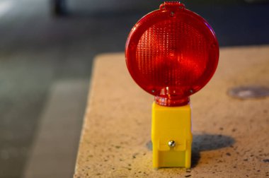 Işık karanlıkta uyarı