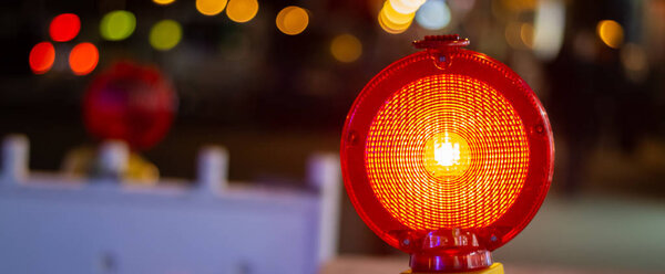 Предупреждающий свет в ночи
