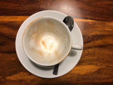 Masada bir fincan kahve.