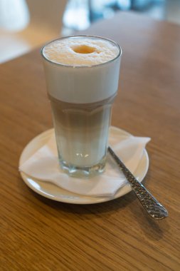 Latte Macchiato ahşap bir masa üzerinde