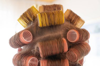 Kadının kafasını renkli curlers ile